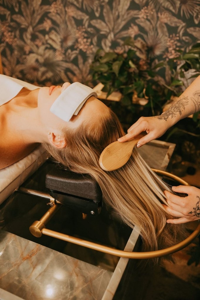 Clienta recibiendo hidroterapia capilar en el head spa coreano de Soul Holistic Spa, Punta Cana